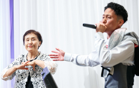 歌を楽しむ新郎様